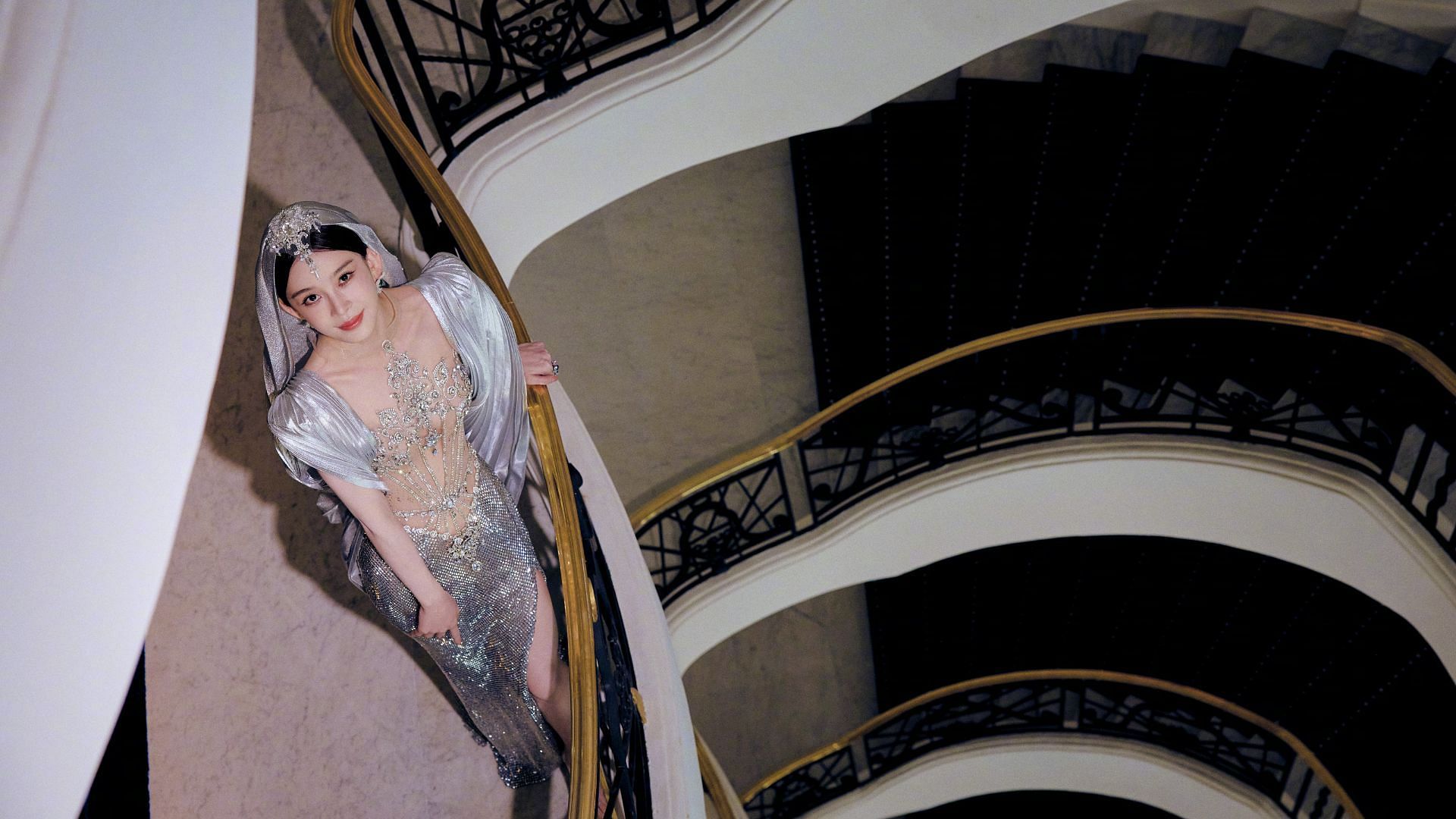 Red carpet dress rules tighten: Zhao Yingzi’s fashion choice sparks debate (Image via Weibo/@赵樱子)